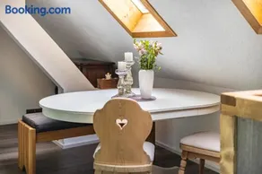 Charmant appartement de vacances adapté aux familles avec internet haut débit, barbecue et terrasse | Vue jardin - Image 4