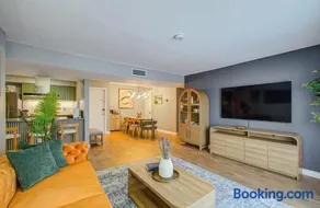 Designer Condo, 7-Min Walk to NRG - Image 1