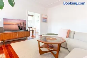 Stylish Art Deco 2 Bed Apt in Edgecliff - Image 2