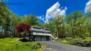 Hillhouse, tastefully decorated Maine home - Image 2
