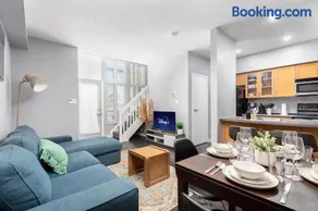 Two Story Loft w 2 beds close to Lakeshore - Image 2