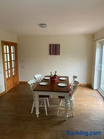 Spacious romantic party cottage with log burner and Ultrafast Fibre near pub Pet friendly - Image 5