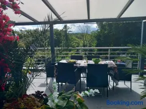 Cozy room with a beautiful garden view - Image 4