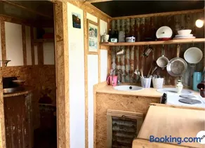 Field Hut - Image 5