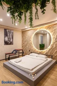 Royal Luxury Apartment with Sauna and Jacuzzi - Image 4