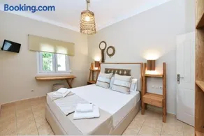 Cristina's House, Elegant Boho residence walk to Adamas Port - Image 2