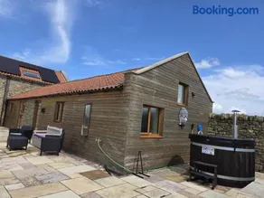 The Oak, Country Home, Sleeps 4 with Hot Tub near Durham City & Bishop Auckland - Image 4