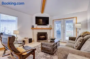 Spacious getaway near town with private hot tub pool access and fast WiFi - Image 1