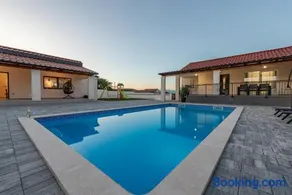 Villa mit Grill, Terrasse und privatem Pool - Image 4