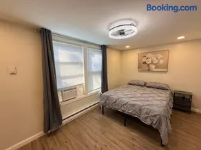 Modern Downtown Newton House Unit - Image 4