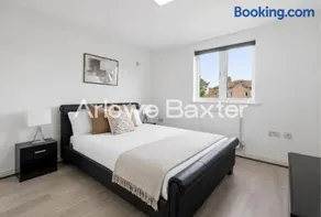 West Thurrock 4-Bed Townhouse for Work & Families - Image 4