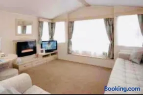 NEW FOREST Hoburne Bashley Holiday Park, Spacious Caravan Sycamore 201 Sleeps 6 - Image 1