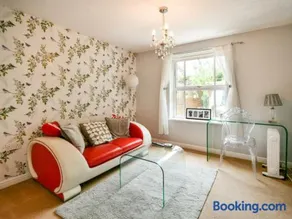 Cosy Garden Accommodation, Private Hot Tub & Four Poster Bed - Image 3