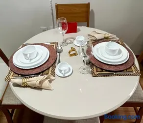 Apto para CASAL com bela VISTA, cama KING, COZINHA COMPLETA, VARANDA, PISCINA, SAUNA, PORTARIA 24h e GARAGEM - Image 5