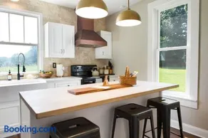 Peaceful 4 Bed Historic Farmhouse in Lancaster Min to Hocking hills! Sleeps 10 - Image 2