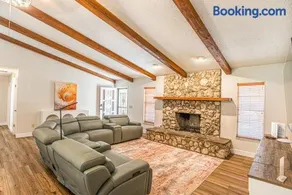 SUNKISSED SASSA Downtown Old Homasassa, Screened patio, Fenced yard, Sleeps 8 in 2 King bedrooms 1 Bunk Room, 1 Dog Ok with fee, 6 seat Golf Cart available with add-on - Image 2