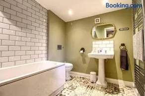6 Dbl Bed, Central Huddersfield house inc parking - Image 2