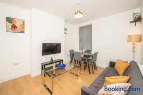 Modern 4 Bedroom House Sleeps 10 Free Parking Liverpool - Image 2