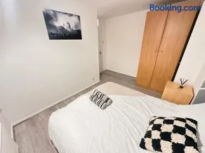 Spacious Luton Airport Accommodation - Perfect for Contractors, Families, Tourists & Long Stays - Image 4