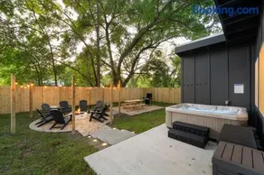 New-Dog Friendly,Hot Tub, Fire-pit, 1 mile to DTWN - Image 2