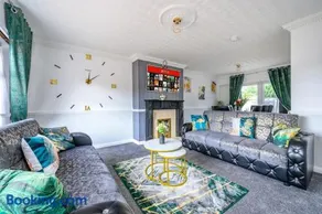 328OL - Stylish Family Home with Hot Tub - Image 1