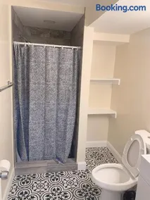 Sweet bedroom located central of downtown - Image 4