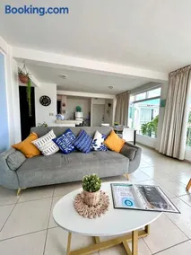 Charming and Family With a pool and ocean view, 3 blocks from the beach, with 2 TVs and Netflix & HBO - Image 3