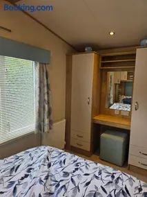 8 birth Diamond rated Caravan, en-suite, with decking at Parkdean resorts, Southview holiday park - Image 5