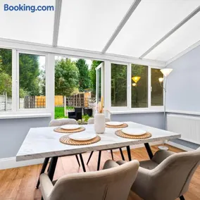 Stylish Three Bedroom House - Garden - Parking - Netflix 73BR - Image 3