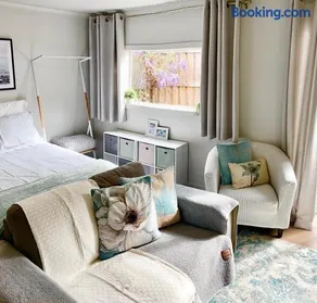 MEPLE Tiny Home, Pets Walk2Food WiFi Private Serene - Tassie Ferry Short Drive - Image 1