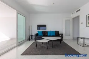 Nice apartment with a sunny terrace - Image 4