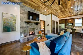 New At Ease Honeymoon Cabin Hot Tub Romantic - Image 2