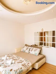 Central Comfort Apartment 5 Minute Walk to Beach, Free Parking, 2 BR - Image 1