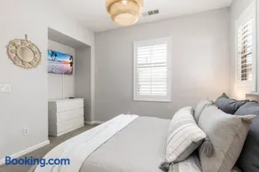 GOODE HOMES Luxury Villa with Community Pool and Spa - Image 4