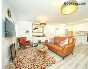 Retro large Apartment Sleeps 2 Parking WiFi & Tv - Image 1