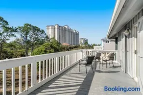 Newly renovated bright & chic Home with private deck grill & near the beach - Image 4
