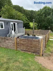 Cosy Hut Immersed in Nature with Private Hot Tub - Image 1