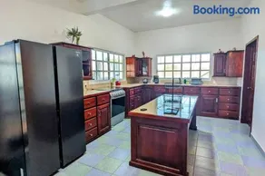 Charming Retreat 3BR Pool Access and Ground Floor - Image 1