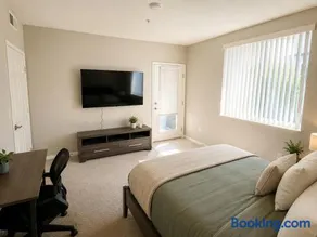 Private Room & Bath in Shared Apartment Near Marina with Gym Pool Sauna - Image 3