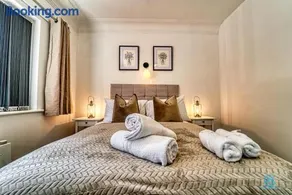 4 Bedrooms- Sleeps 8 - Image 1