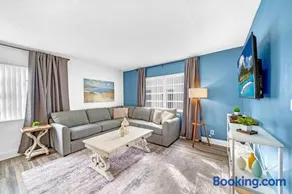 Palm Wave Stays - Designer's Stay - Sleeps 10 - Image 1