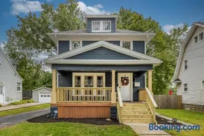 The Akron Retreat: Modern 3-Bedroom Oasis - Image 1