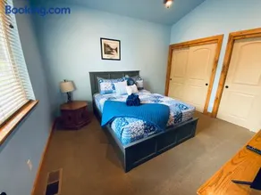 The Hilltop Cabin Retreat in Bass Lake Heights - Image 3