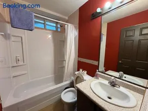 King George Corridor Modern Room - Easy Transit & Free Parking - Image 2