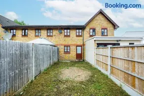 Cosy 2 Bed House w Parking nr Excel Docklands - Image 2