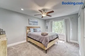 5 Large Bedrooms Game Room Patio - Image 4
