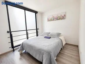 Apartamento amplio frente a Santo Tomás con parqueadero privado y wifi - Image 4