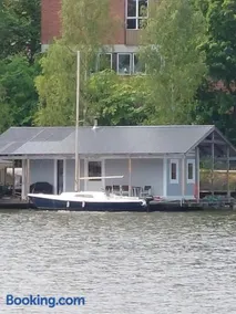 Green husbåt - Image 1