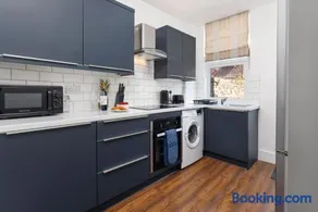 Crawford Avenue Retreat - Image 3