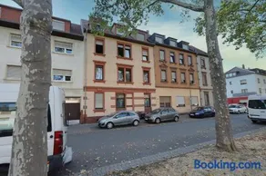 Chic 4 Room Apartment in Mannheim - Image 2